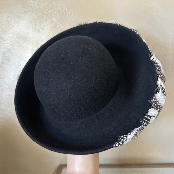 ORNATE 1960s\' BLACK FELT UPTURNED WIDE BRIM HAT + BLACK.WHITE SPOTTED  FEATHERS main image 13